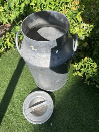 Lechera metálica antigua