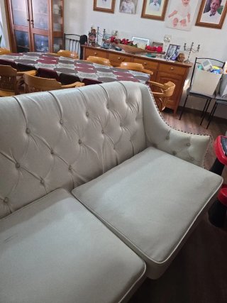 Sofá blanco de tela con capitoné