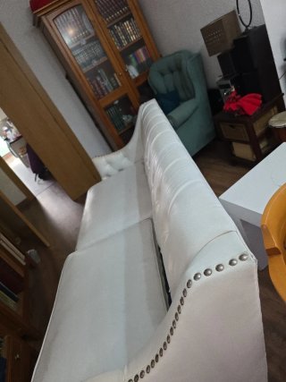 Sofá blanco de tela con capitoné