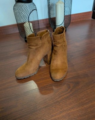 Vendo dos pares de botines y uno de regalo