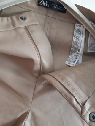 Pantalón Zara efecto piel beige