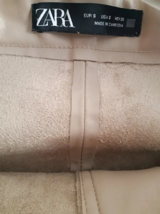 Pantalón Zara efecto piel beige