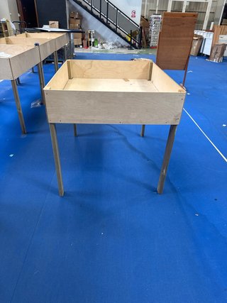 Mesa expositora madera tienda. Medidas 120x100