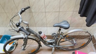 Bicicleta gris con portabidón