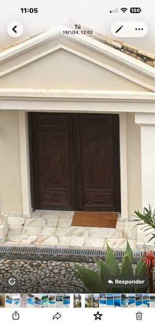 Puerta de madera tallada estilo rondeño