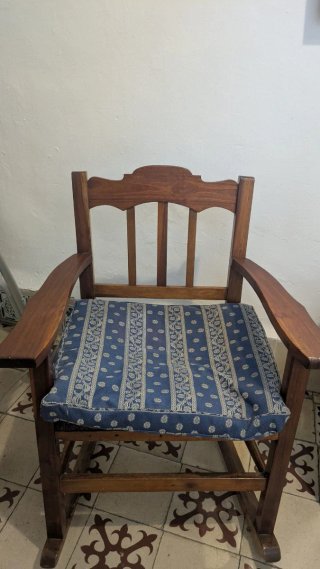 Banco y dos mecedoras