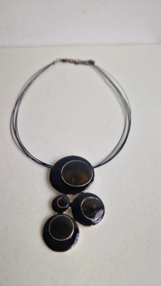 Collar con colgante de círculos