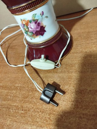 Antica lampada da tavolo in vetro e porcellana