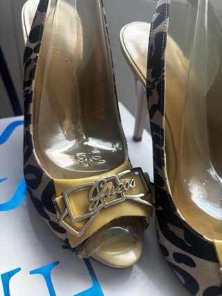 Sandalias Guess Animal Print Tacon Dorado
