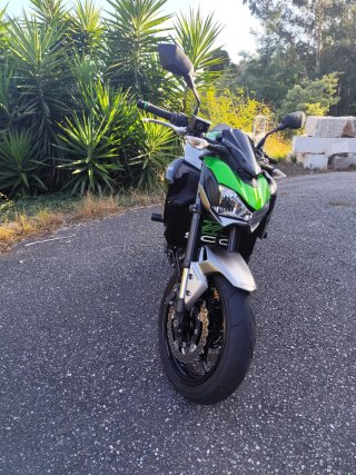 Kawasaki Z900 Negra y Verde A2
