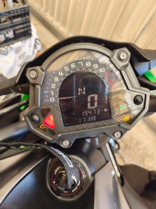 Kawasaki Z900 Negra y Verde A2