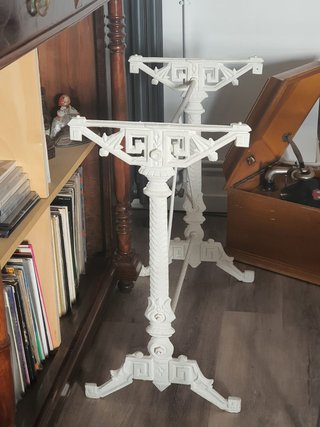 Mesa de hierro forjado lacada en color blanco roto