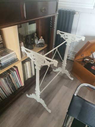 Mesa de hierro forjado lacada en color blanco roto