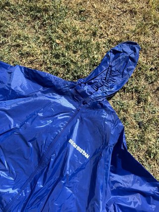 Traje impermeable azul