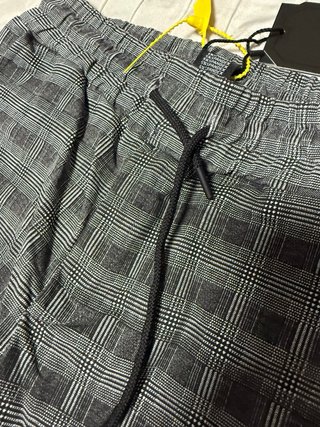 Pantalón cuadros escoceses gris pitillo