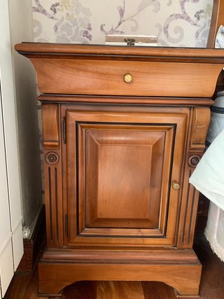 Urge vender Mesillas, canapé y cabecero de madera
