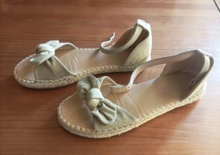 Sandalias de verano beige con lazo