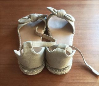 Sandalias de verano beige con lazo