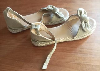 Sandalias de verano beige con lazo