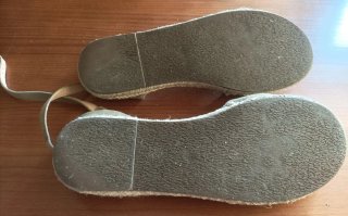 Sandalias de verano beige con lazo
