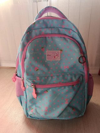Mochila infantil azul y rosa con fresas