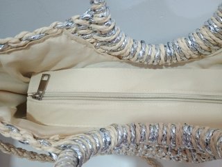 Cesto de verano beige y plateado.