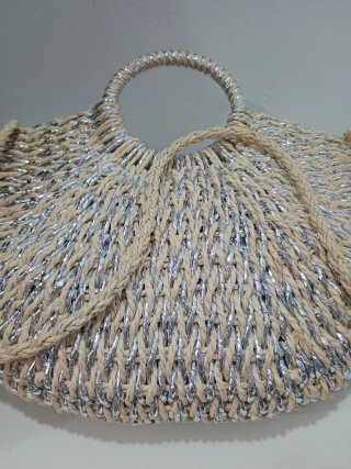 Cesto de verano beige y plateado.
