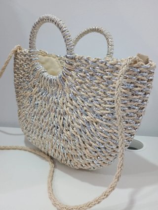 Cesto de verano beige y plateado.