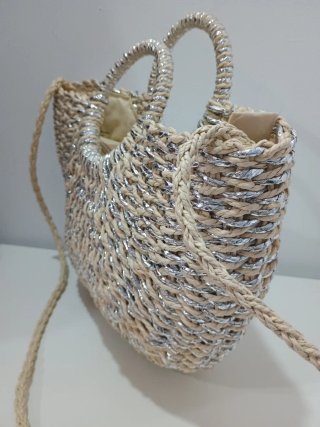 Cesto de verano beige y plateado.