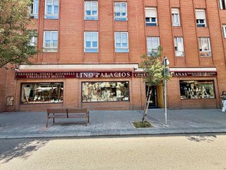Local comercial en alquiler en Valdeacederas en Madrid
