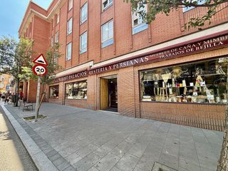 Local comercial en alquiler en Valdeacederas en Madrid