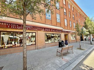 Local comercial en alquiler en Valdeacederas en Madrid