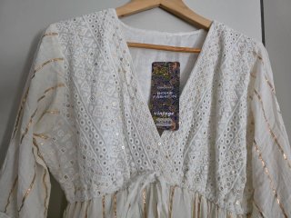 Abito lungo bianco Boho con dettagli oro