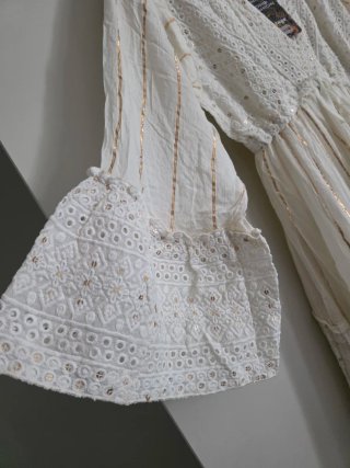 Abito lungo bianco Boho con dettagli oro
