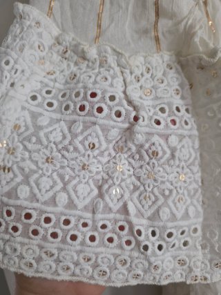 Abito lungo bianco Boho con dettagli oro