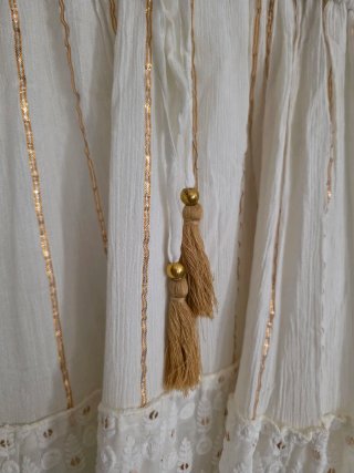 Abito lungo bianco Boho con dettagli oro