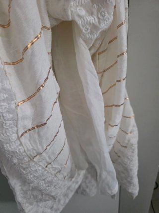 Abito lungo bianco Boho con dettagli oro