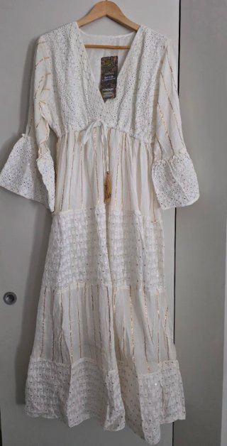 Abito lungo bianco Boho con dettagli oro