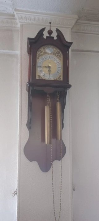 Reloj de pared antiguo con péndulo. 3 pesas