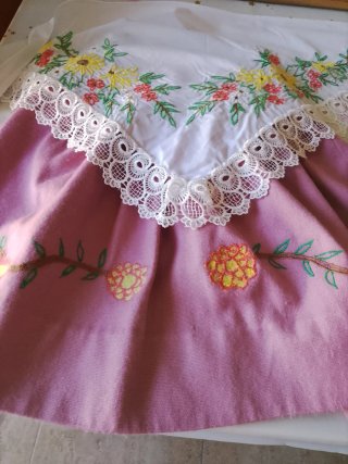 Traje regional niña bordado