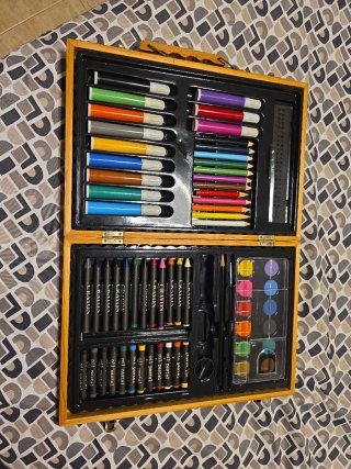 Estuche de arte con lápices y acuarelas
