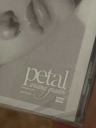 CD Ariana Grande Petal portada exclusiva