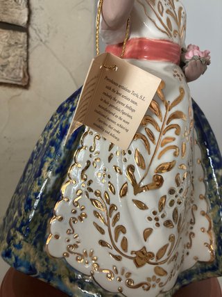 Figura de porcelana con flores y detalles dorados