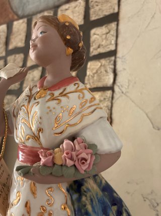 Figura de porcelana con flores y detalles dorados