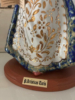Figura de porcelana con flores y detalles dorados
