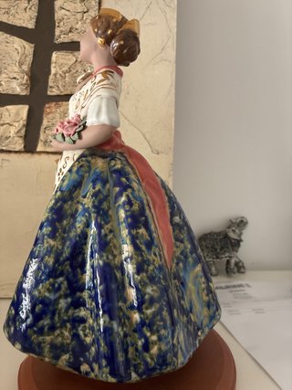 Figura de porcelana con flores y detalles dorados