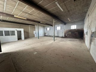 Nave industrial en venta en El Valle en Lucena