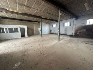 Nave industrial en venta en El Valle en Lucena
