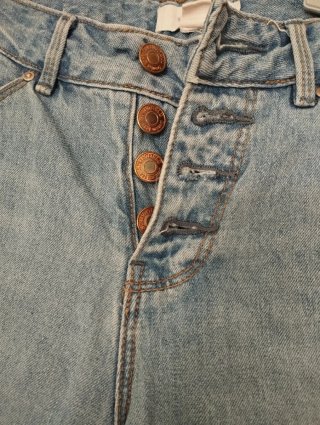 Pantalones cortos vaqueros desgastados