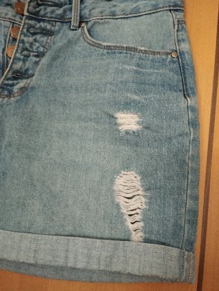 Pantalones cortos vaqueros desgastados